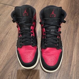 Air jordan 1 mid banned 2020